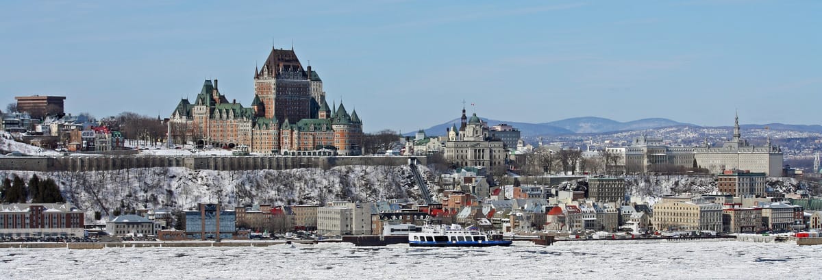 Le Château Frontenac et le fleuve gelé en hiver, à Québec