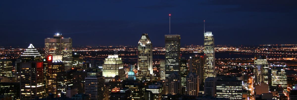 Le centre-ville de Montréal à la tombée de la nuit